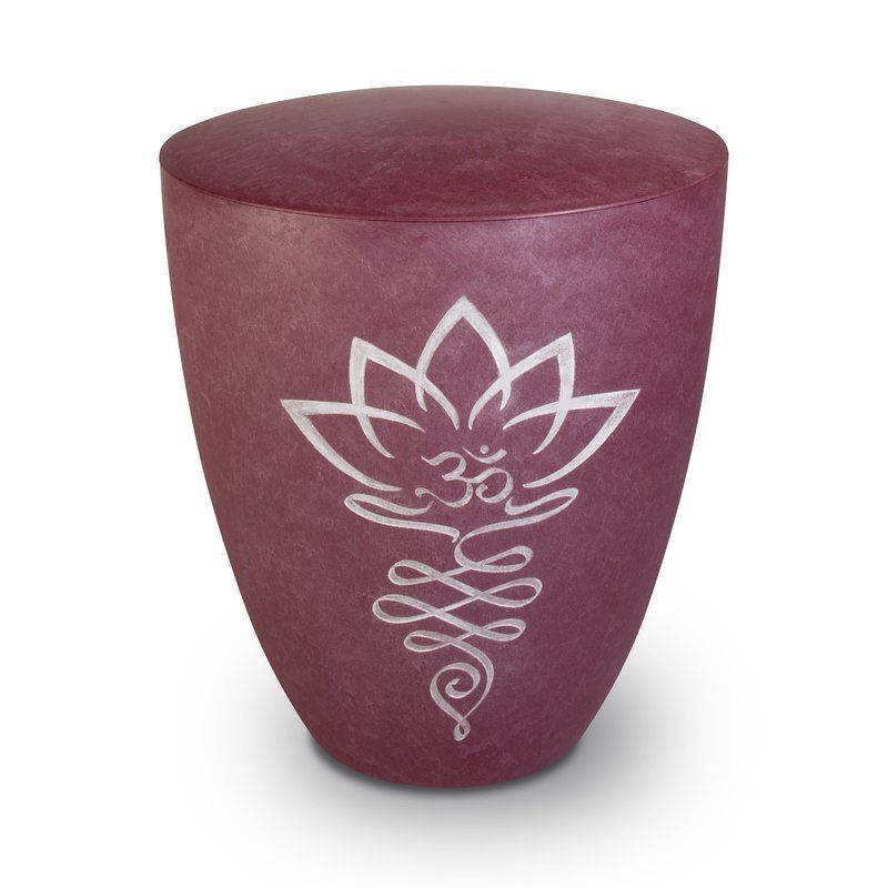 Die Alento Urne in Form einer Lotusblüte ist aus violettem Material gefertigt und zeigt eine silberne Gravur mit einem Symbol, die Gesamtansicht ist abgebildet.