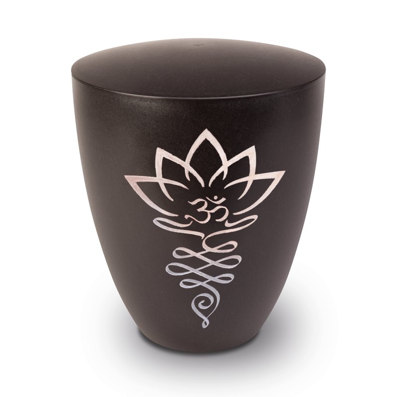Die schwarze Urne aus Keramik hat eine konische Form und zeigt eine silberne Gravur einer Lotusblüte sowie ein stilisiertes Symbol auf der Vorderseite.