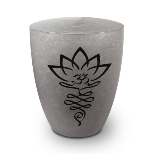 Die silberne Urne in Lotusblütenform hat eine matte Oberfläche und zeigt eine schwarze Gravur mit einem Lotus und einem Symbol, Gesamtansicht.