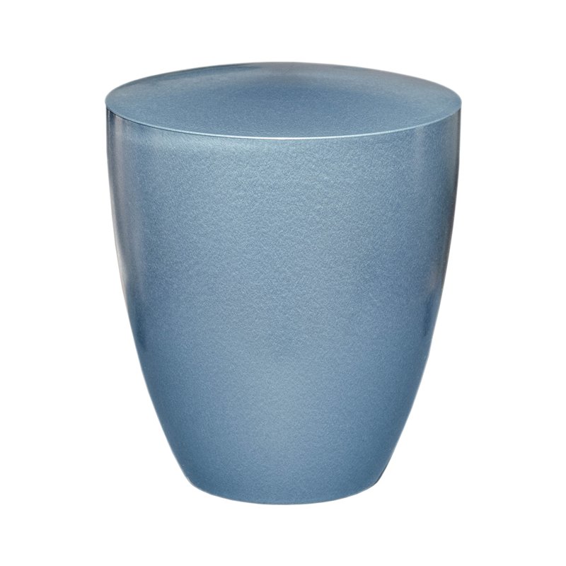 Die Genesis Classic Vergissmeinnicht Urne von Goetz ist in einem matten, hellblauen Farbton gehalten und hat eine moderne, konische Form mit einem geschlossenen Deckel.
