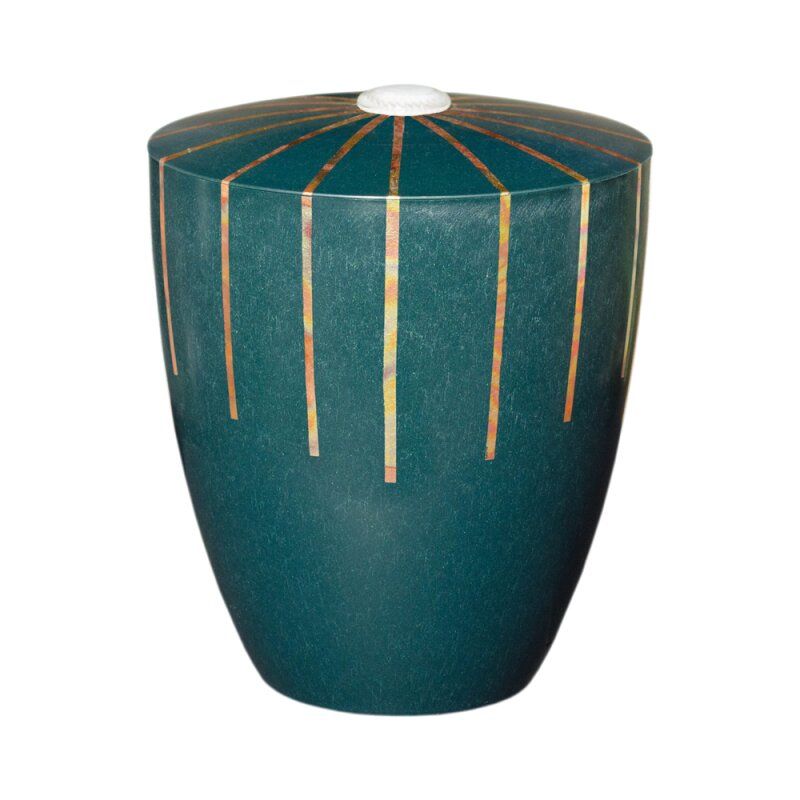 Die Alento Urne Genesis in Grün hat eine konische Form, ist aus einem matten Material gefertigt und zeigt ein Design mit goldenen Sonnenstrahlen auf der Oberseite.