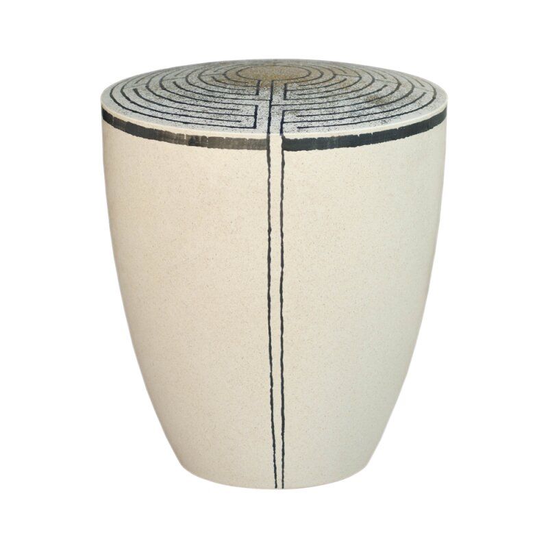 Die Alento Urne Genesis in Cremeweiß hat eine ovale Form mit einem labyrinthartigen Muster auf dem Deckel und ist aus einem robusten Material gefertigt.