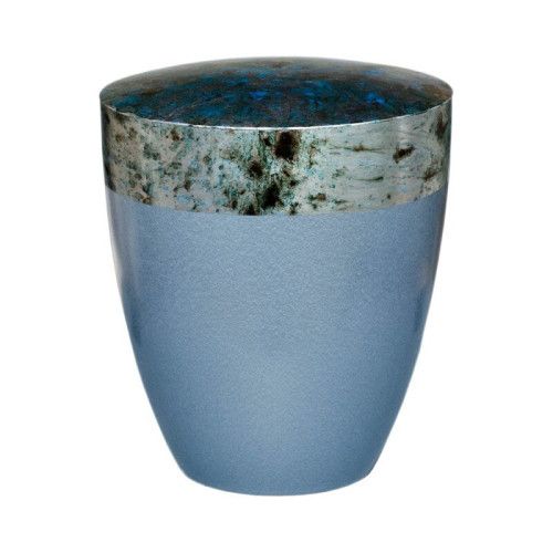 Die Alento Urne Genesis Galaxy Paradiso ist oval, hat einen blauen, matten Körper und einen glänzenden, farbigen Deckel mit einer strukturierten Oberfläche.