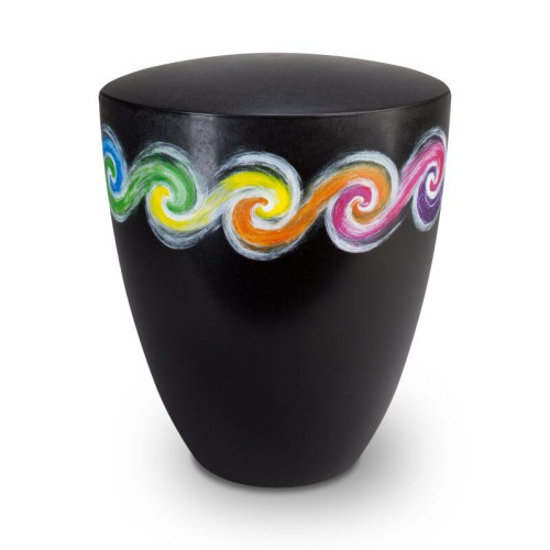 Die Alento Urne in Schwarz hat eine ovale Form und ist mit bunten Regenbogenwellen verziert, die sich um den oberen Rand ziehen.
