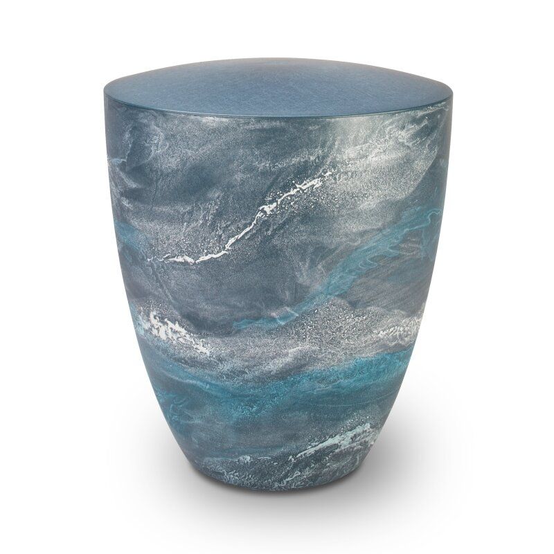Die Alento Urne Genesis Wave - Blue Wave hat eine konische Form, ist überwiegend in Blau- und Grautönen gehalten und zeigt eine strukturierte, marmorierte Oberfläche.