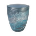 Die Alento Urne Genesis Wave - Blue Wave ist oval geformt, aus einem blauen und grauen Material mit maritimen Farbverläufen und einer glatten Oberfläche.