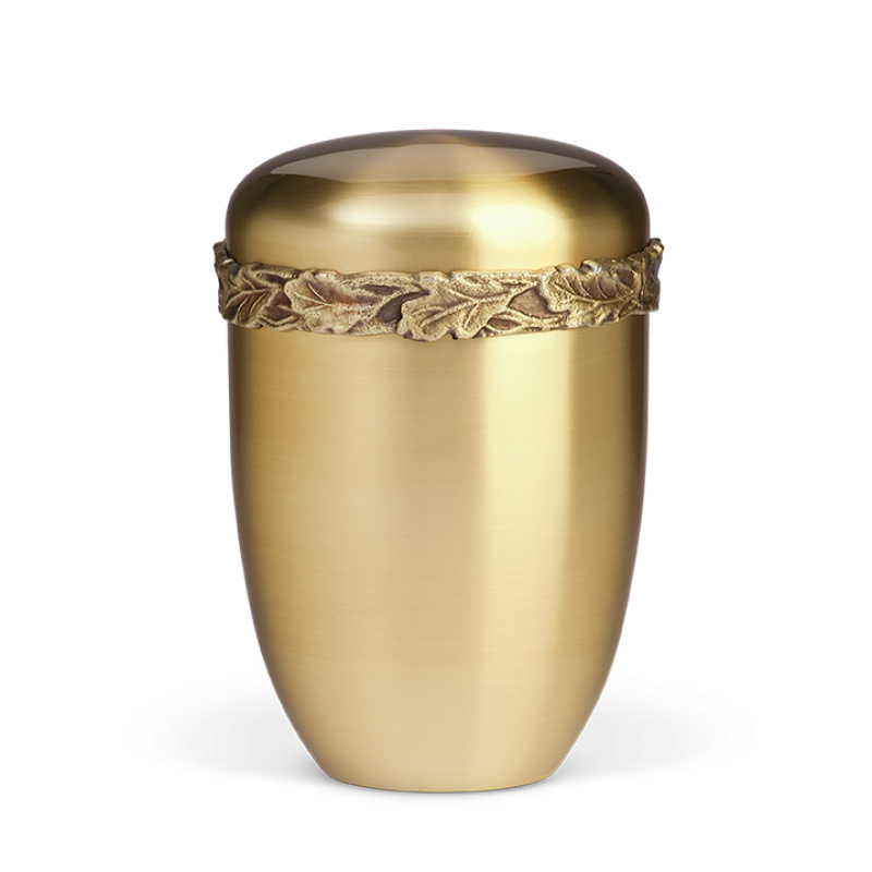 Die Messingurne hat eine goldene, glänzende Oberfläche und ist mit einem Eichenlaubfries verziert, in einer Gesamtansicht abgebildet.