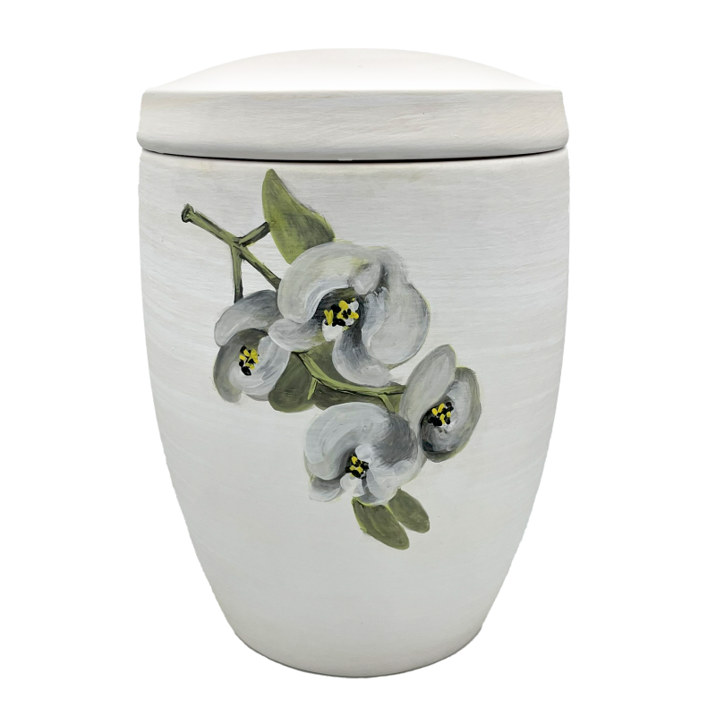 Die Alto Urne in Weiß zeigt eine stilisierte Orchideenmalerei und hat eine runde Form mit einem passenden Deckel.