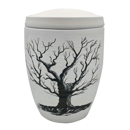 Die Alto Urne in Form eines Baumes ist aus hellem Material gefertigt und zeigt eine schwarze Baumdarstellung mit kargen Ästen auf der Oberfläche.