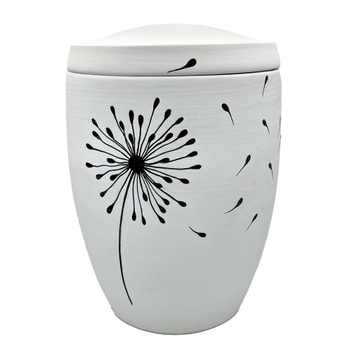 Die weiße Alto Urne mit Pusteblumen-Motiv zeigt eine runde Form und einen abnehmbaren Deckel, verziert mit schwarzen, filigranen Blüten und Samen.