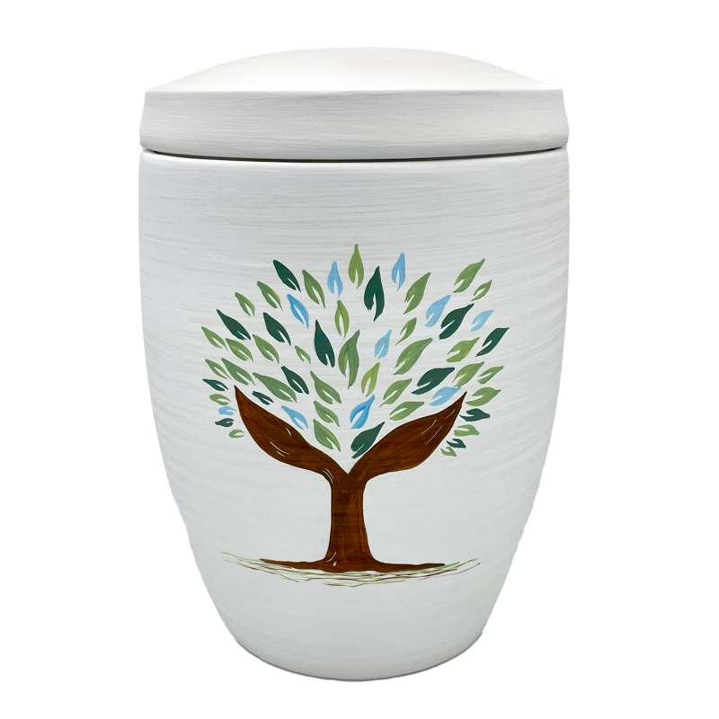 Die Alto Urne "Blühender Lebensbaum" ist weiß, hat eine runde Form und zeigt einen stilisierten Baum mit bunten Blättern auf der Vorderseite.