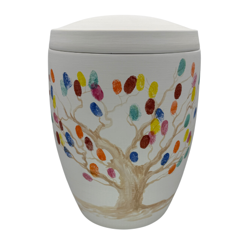Eine ovale, beige Urne mit einem bunten Baumdesign aus Fingerabdrücken in verschiedenen Farben und einem weißen Deckel.
