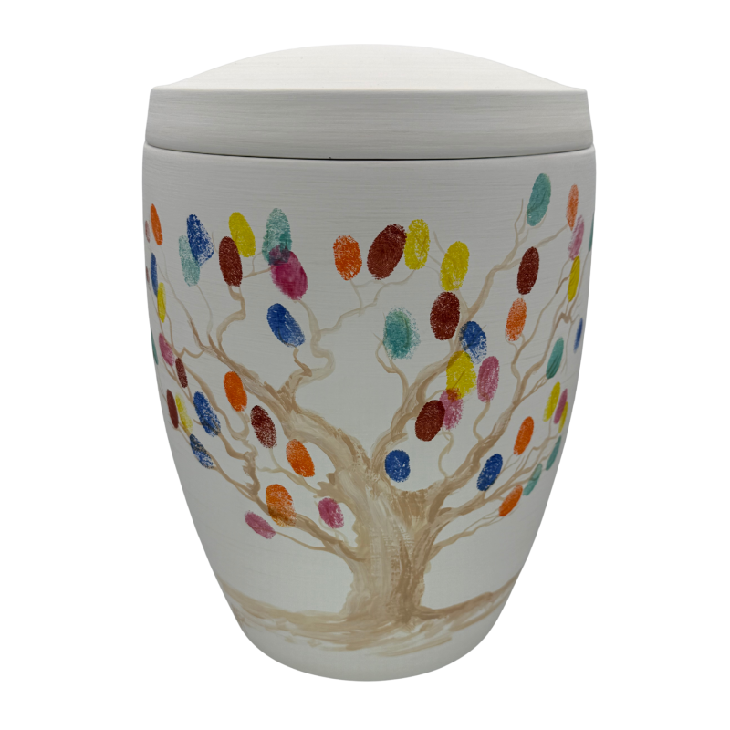 Eine ovale, beige Urne mit einem bunten Baumdesign aus Fingerabdrücken in verschiedenen Farben und einem weißen Deckel.
