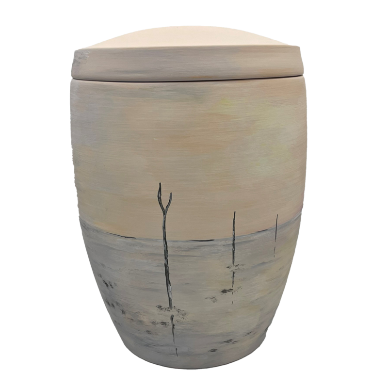 Die Alto Urne "Wattenmeer" ist oval, aus Keramik gefertigt und zeigt eine sanfte Farbverlauf von Beige zu Grau mit stilisierten, schwarzen Pflanzenmotiven.