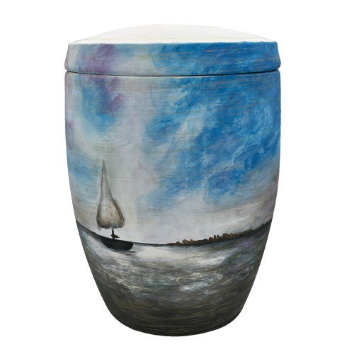 Die Alto Urne in Form eines Segelbootes ist aus Keramik, hat eine ovale Form und zeigt eine farbenfrohe, handgemalte Darstellung eines Segelboots vor einem blauen Himmel.