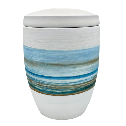 Die Alto Urne "Horizont halb" ist oval, aus Keramik gefertigt, mit einer weißen Oberfläche und horizontalen, blauen und grünen Farbstreifen.