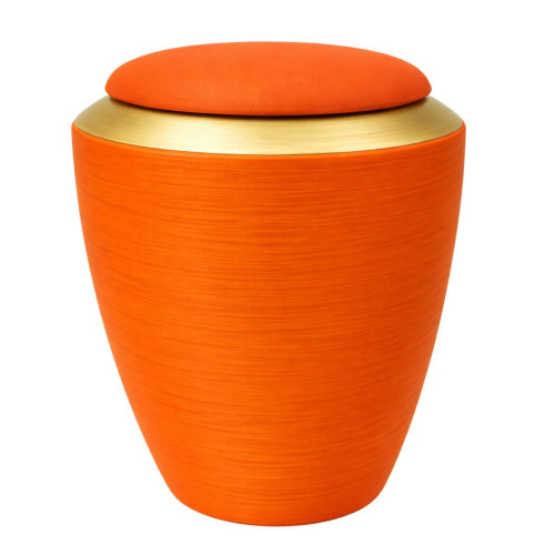 Die orangefarbene Alto Urne Kore Orange hat eine glatte, runde Form und einen goldfarbenen Rand sowie einen gepolsterten Deckel.
