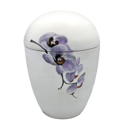 Die lila Orchidee ist auf einer weißen, ovalen Urne abgebildet, die eine glatte Oberfläche und einen abgerundeten Deckel hat.