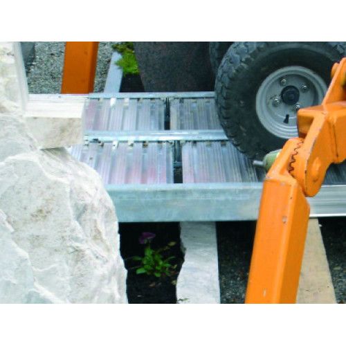 Auf dem Foto ist ein C-Profil-Verbinder aus Aluminium zu sehen, der Teil einer Überfahrrampe ist, mit einer silbernen Oberfläche und einer stabilen Konstruktion.