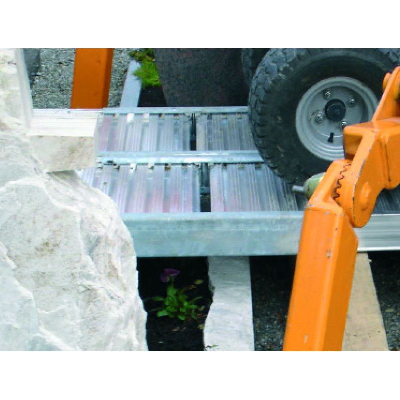 Auf dem Foto ist ein C-Profil-Verbinder aus Aluminium zu sehen, der Teil einer Überfahrrampe ist, mit einer silbernen Oberfläche und einer stabilen Konstruktion.