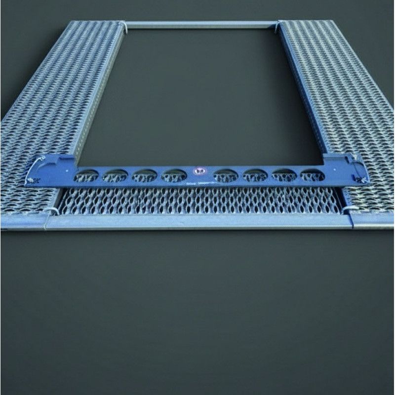 Die Grablaufrostfixierung P 4300 besteht aus einem stabilen, verzinkten Metallrahmen mit einem Gitterdesign und ist für den Sargversenker P 4000 geeignet.