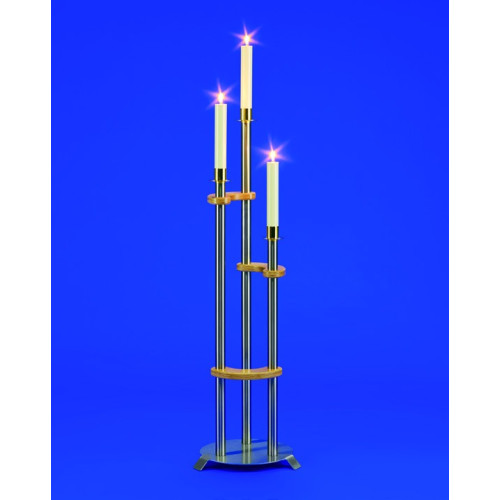 Der Leuchter Medea ist dreiflammig, hat eine moderne Form mit verchromten Metallstangen und Holzdetails sowie weißen Kerzen, und ist in Gesamtansicht abgebildet.