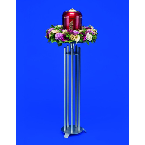 Der Urnenkandelaber der Leuchterserie "Venus" hat einen silbernen, stabilen Standfuß und trägt eine rote Urne, umgeben von bunten Blumenarrangements.