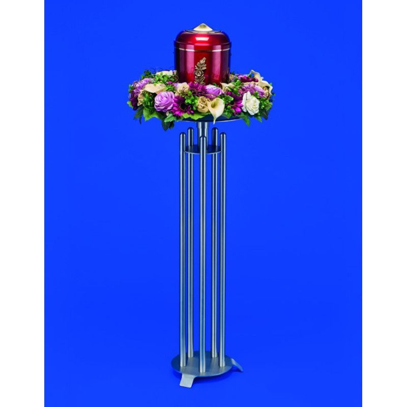 Der Urnenkandelaber der Leuchterserie "Venus" hat einen silbernen, stabilen Standfuß und trägt eine rote Urne, umgeben von bunten Blumenarrangements.