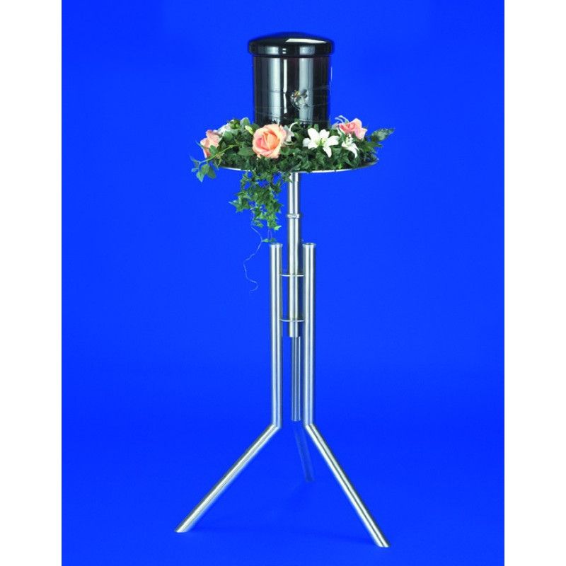 Ein Urnenkandelaber aus Edelstahl mit drei stabilen Füßen, einer runden Ablagefläche, einer schwarzen Urne und floraler Dekoration in Rosa und Weiß.