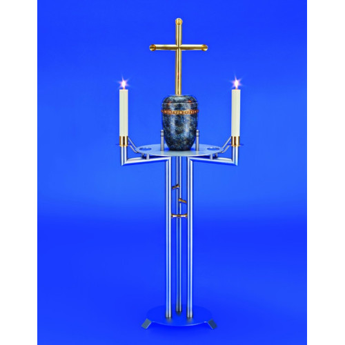 Urnenkandelaber aus Metall mit goldenen und silbernen Elementen, drei Kerzenhaltern und einer zentralen blauen Urne, Gesamtansicht auf blauem Hintergrund.