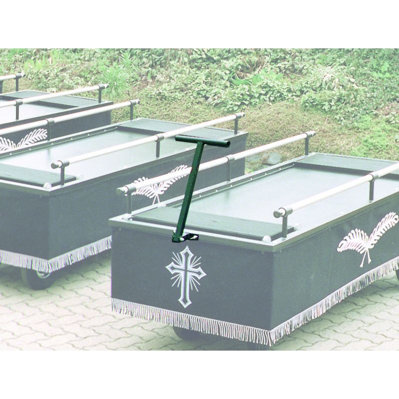 Abklappbare Zugdeichsel in Grün für Sargwagen, sichtbar an einem Sargwagen mit schwarzer Oberfläche und Fransen, im Hintergrund weitere Sargwagen.