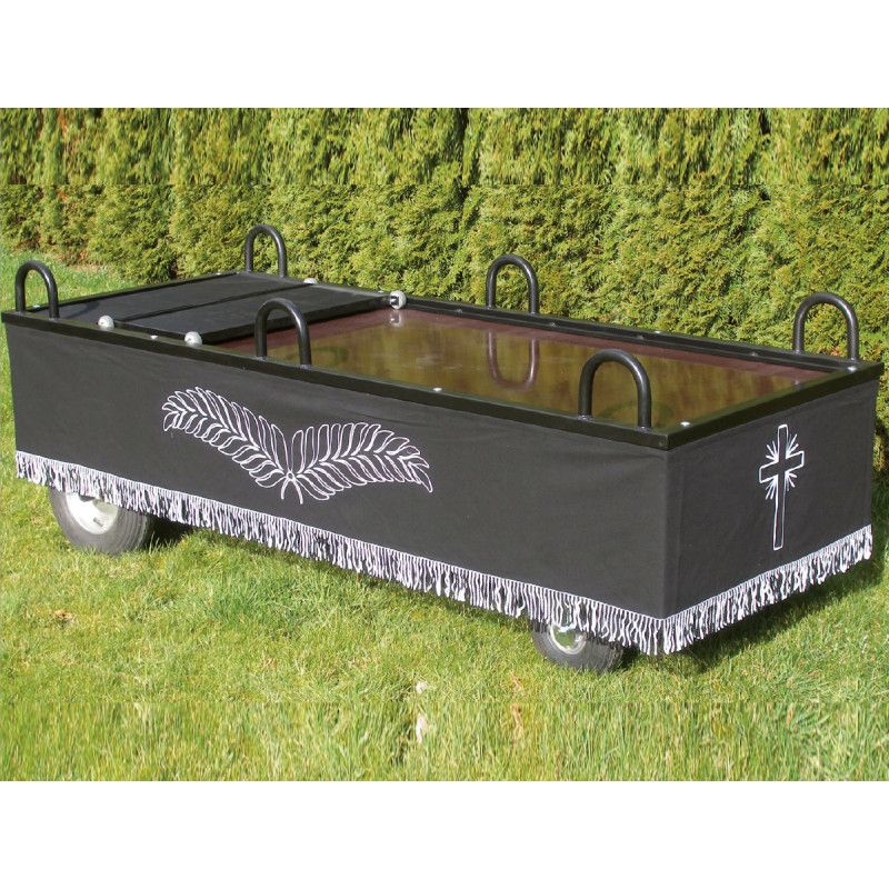 Der Sargwagen Modell „5555“ ist schwarz, hat eine transparente Abdeckung, seitliche Griffe und ist mit einem weißen Palmblatt- und Kreuzmuster verziert.