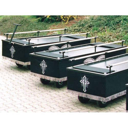 Der Sargwagen Modell 5550 ist schwarz, hat eine flache Form, dekorative Fransen und Kreuzmotive, und ist in einer Gesamtansicht mit mehreren Wagen abgebildet.