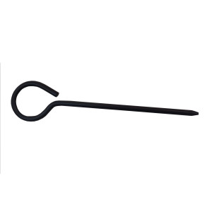 Der Heftstift der Hessen-Serie ist 30 cm lang, aus schwarzem Metall gefertigt und hat eine gebogene, hakenartige Form mit einer spitzen Spitze.