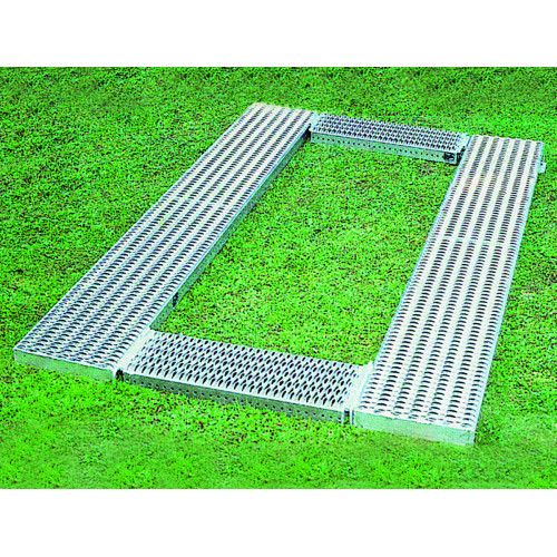 Der Längsrost aus Metall hat eine rechteckige Form mit einer Größe von 300 x 3000 mm und ist auf einer grünen Rasenfläche platziert.