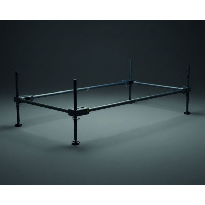 Höhenverstellbarer Unterbau P 4200 aus Metall in Schwarz mit verstellbaren Füßen, rechteckiger Form und Gesamtansicht.