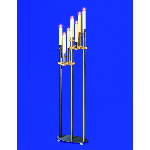 Der Leuchter Medea ist 7-lichtig, hat eine elegante, goldfarbene Metallbasis und lange, weiße Kerzen, die auf drei unterschiedlich hohen Stangen angeordnet sind.