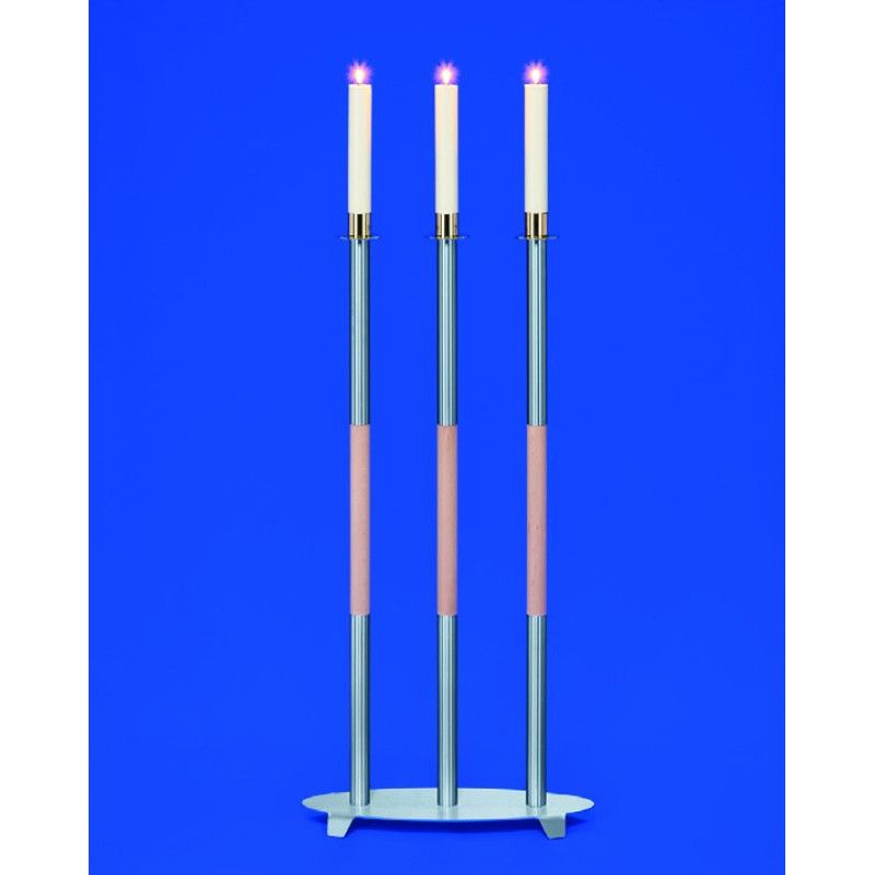 Der Leuchter Medea ist dreiflammig, hat metallische Ständer mit Holzgriffen in Rosa und steht auf einer runden, flachen Basis.
