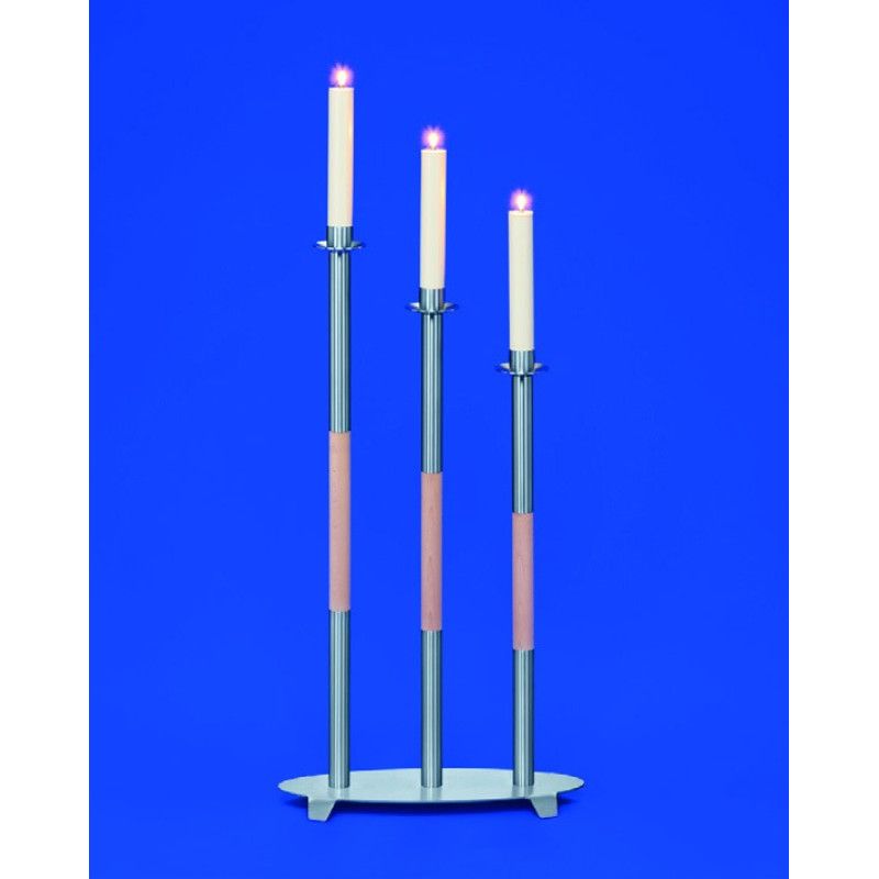 Der Leuchter Medea ist 3-lichtig, hat einen stabilen ovalen Fuß, drei metallene Stangen mit Holzapplikationen und weiße Kerzen mit lila Flamme.