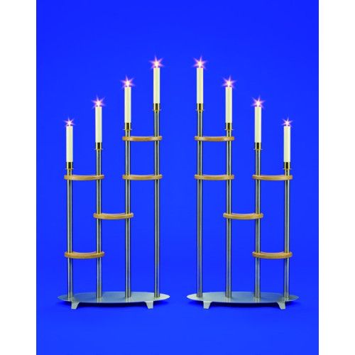 Der Leuchter Medea ist eine 4-lichtige, moderne Ständerleuchte aus Edelstahl mit Holzablagen, in einer Gesamtansicht vor blauem Hintergrund.