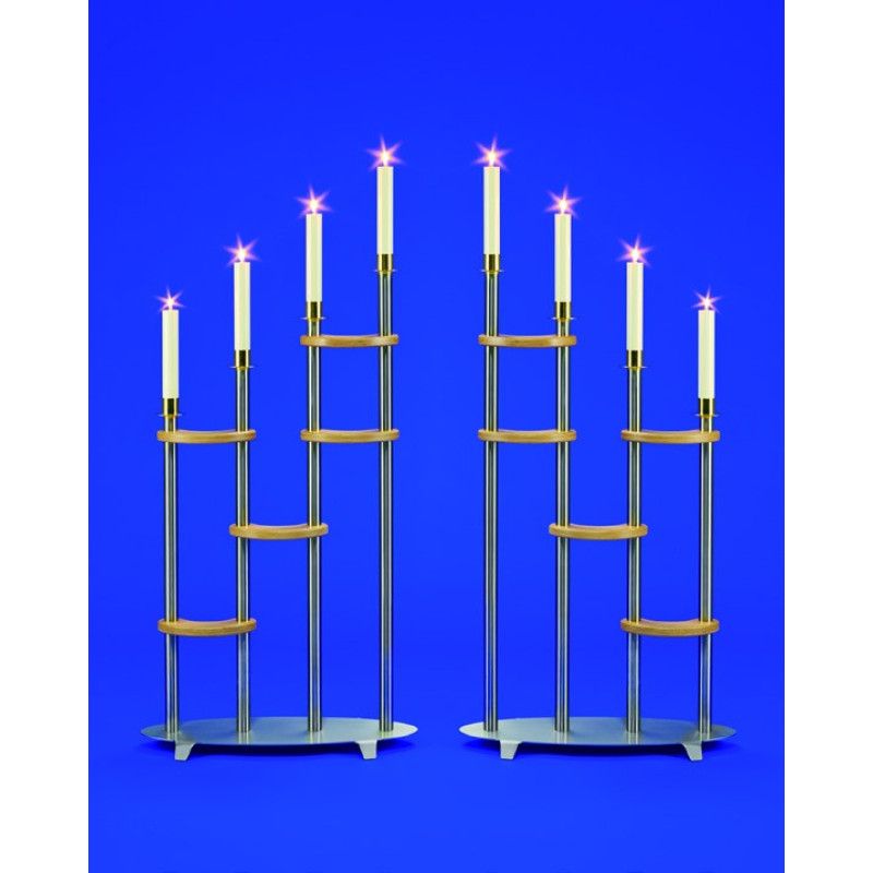 Der Leuchter Medea ist eine 4-lichtige, moderne Ständerleuchte aus Edelstahl mit Holzablagen, in einer Gesamtansicht vor blauem Hintergrund.