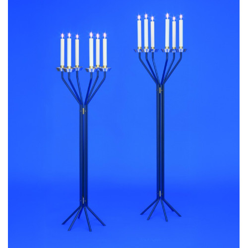 Der Leuchter Raffael ist ein fünflichtiger, eleganter Ständer aus schwarzem Metall mit goldenen Halterungen für weiße Kerzen, in Gesamtansicht abgebildet.