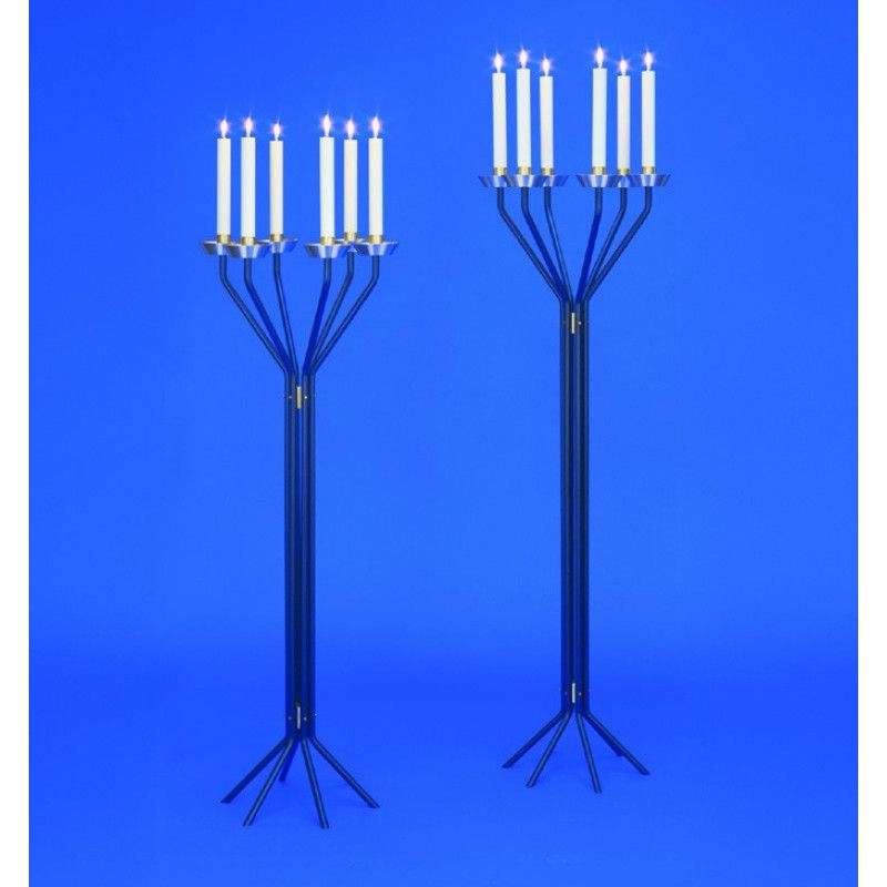 Der Leuchter Raffael ist ein fünflichtiger, eleganter Ständer aus schwarzem Metall mit goldenen Halterungen für weiße Kerzen, in Gesamtansicht abgebildet.
