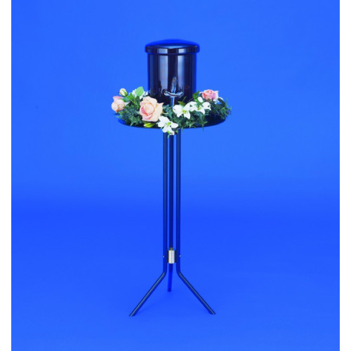 Der Urnentisch Raffael ist schwarz, hat eine runde Ablagefläche mit Blumenarrangement und steht auf einem stabilen, dreibeinigen Gestell.