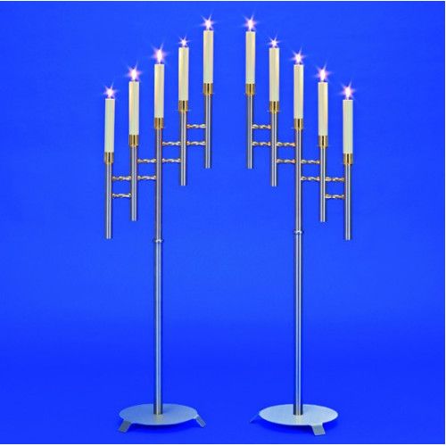 Der Leuchter Thalia ist fünflichtig, aus Metall mit einer silbernen und goldenen Oberfläche, und hat eine elegante, geschwungene Form mit weißen Kerzen.