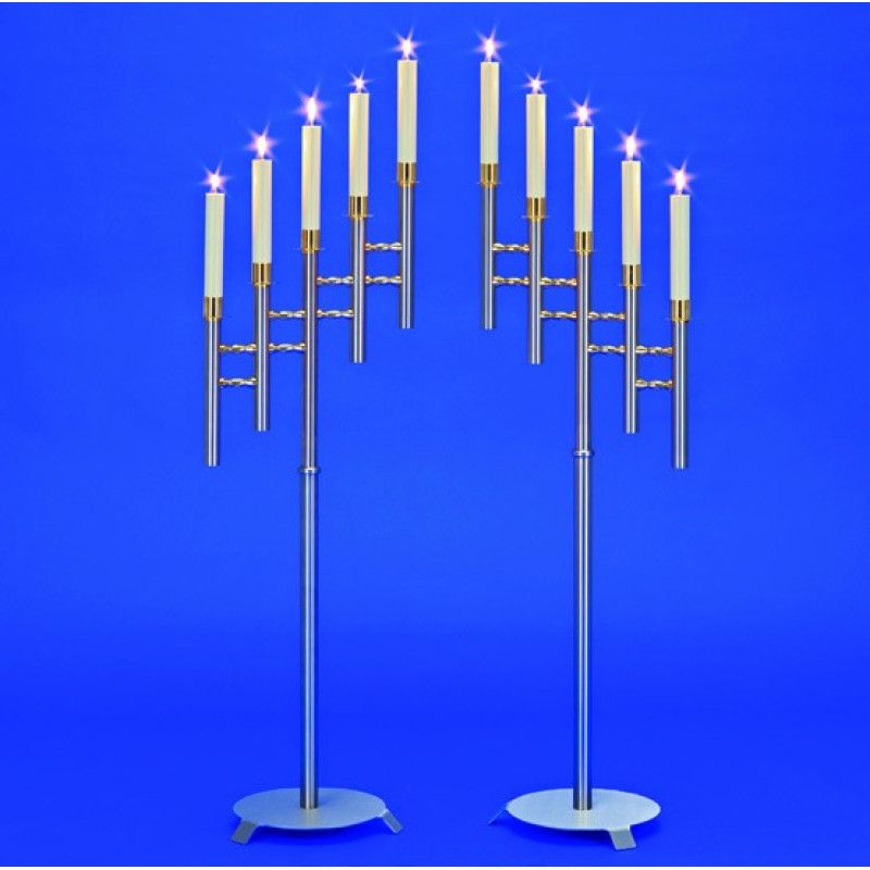 Der Leuchter Thalia ist fünflichtig, aus Metall mit einer silbernen und goldenen Oberfläche, und hat eine elegante, geschwungene Form mit weißen Kerzen.