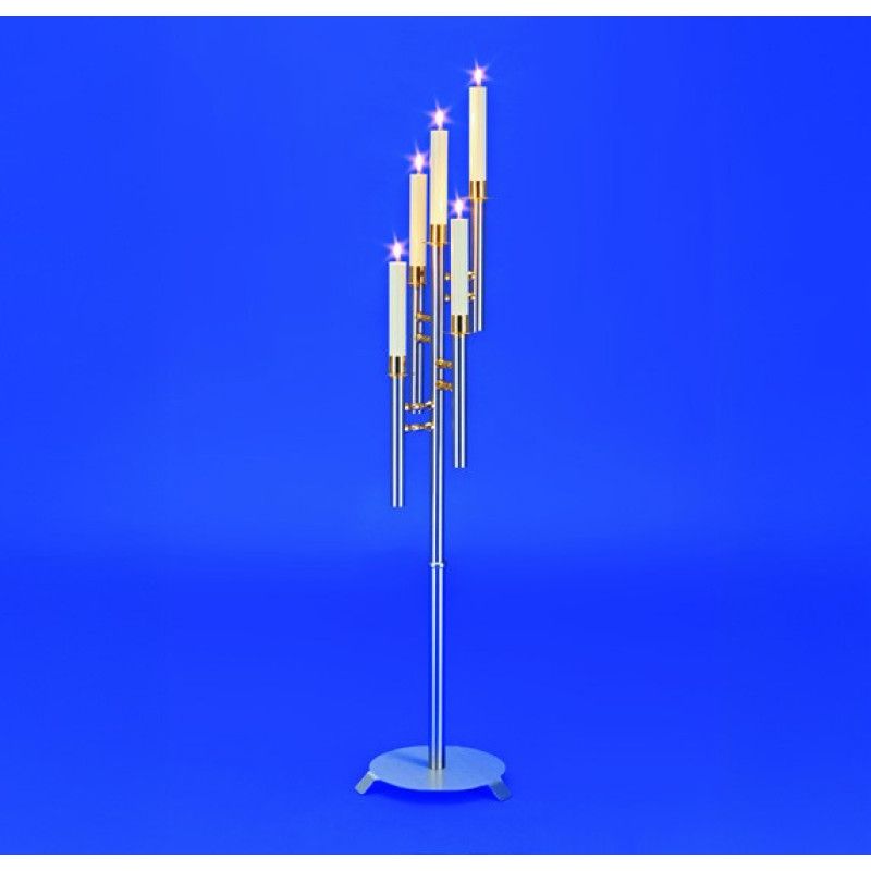 Ein fünflichtiger Leuchter aus Metall mit goldenen und silbernen Elementen, auf einem runden Fuß stehend, mit länglichen Kerzenhaltern und einer modernen Form.