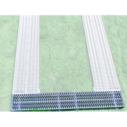 Stirnrost aus Metall in silberner Farbe, rechteckig mit einer Größe von 300 x 1500 mm, in Gesamtansicht auf grünem Untergrund abgebildet.