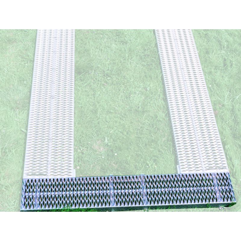Stirnrost aus Metall in silberner Farbe, rechteckig mit einer Größe von 300 x 1500 mm, in Gesamtansicht auf grünem Untergrund abgebildet.