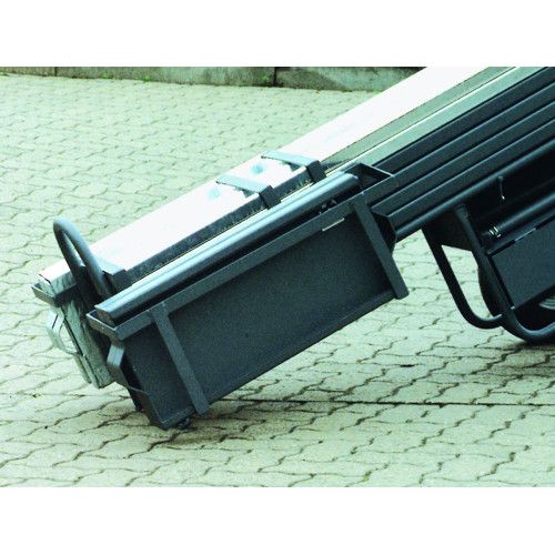 Transporthalter der Hessen-Serie in schwarz, aus Metall, mit rechteckiger Form und einer stabilen Halterung, in einer Detailansicht auf einem gepflasterten Untergrund.